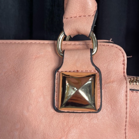 Brand new peach, colored leather like women’s purse with gold emblem - Picture 3 of 6